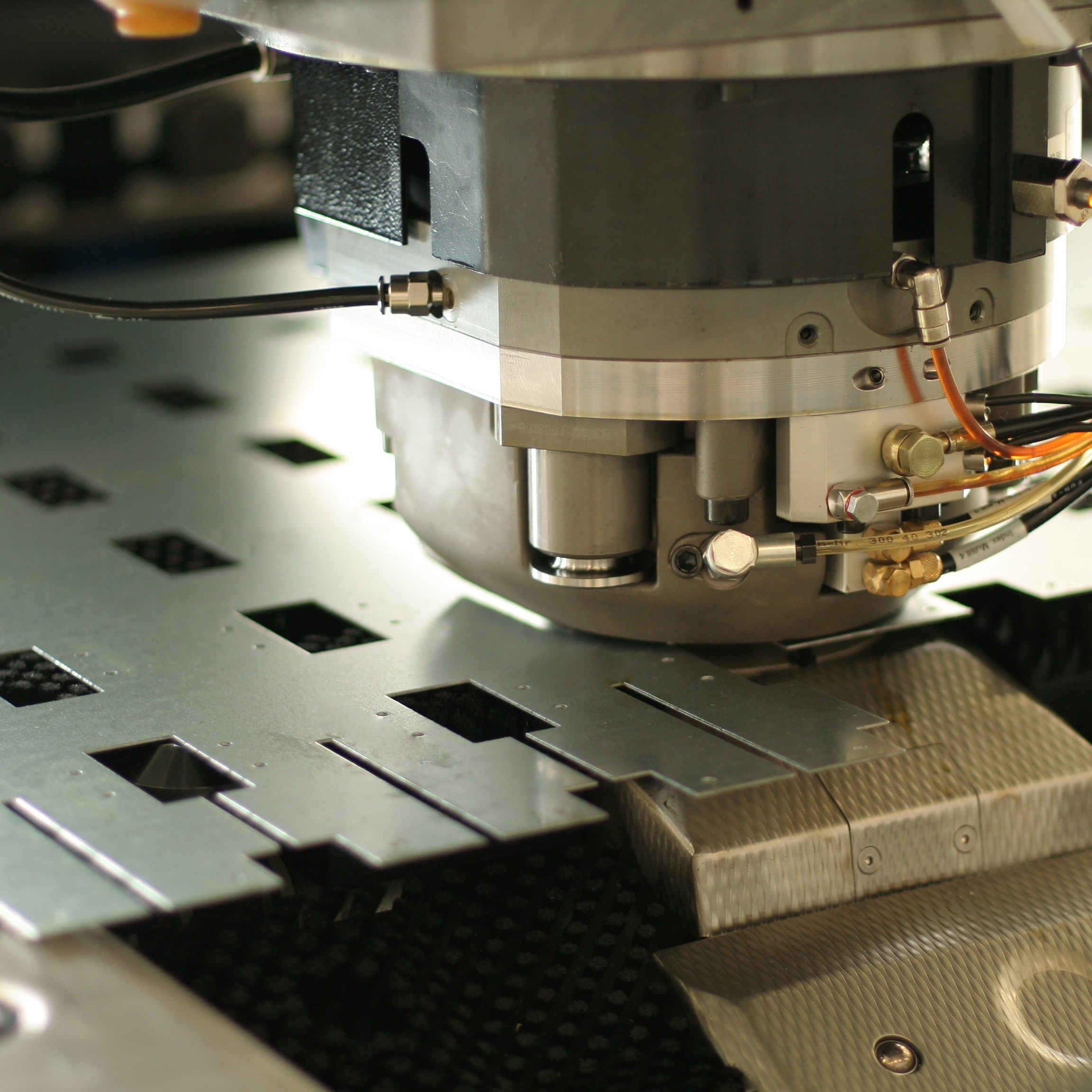 AdobeStock_4245382 - square press brakes machine